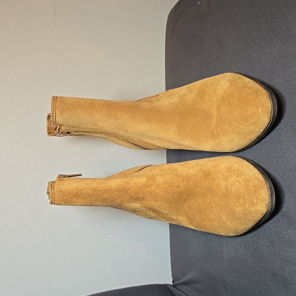 Frye Sandra Chelsea Boots - Suede Ankle Boots In Chestnut NWOB - Picture 3 of 12